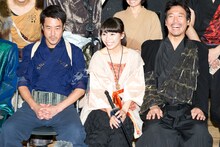 囲み取材で意気込みを語る宮崎理奈（SUPER☆GiRLS）。