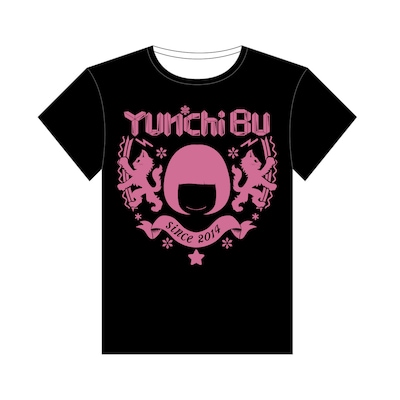 「Yun*chi ゆんち部*Tシャツ」ナタリーストア限定色のブラックボディ×ピンクプリント。