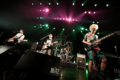 KEYTALK「"OVERTONE TOUR 2014"」東京・赤坂BLITZ公演の様子。（Photo by Sotaro Goto）