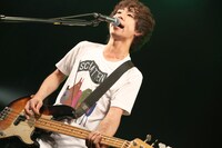 首藤義勝（Vo, B）（Photo by Sotaro Goto）