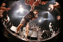 KEYTALK「"OVERTONE TOUR 2014"」東京・赤坂BLITZ公演の様子。（Photo by Sotaro Goto）