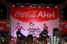 「BET Experience」にてパフォーマンスする當山みれいとBAD QUEEN。