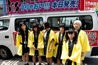 車両トラブルを起こした街宣車の前で呆然と立ち尽くすBiS。