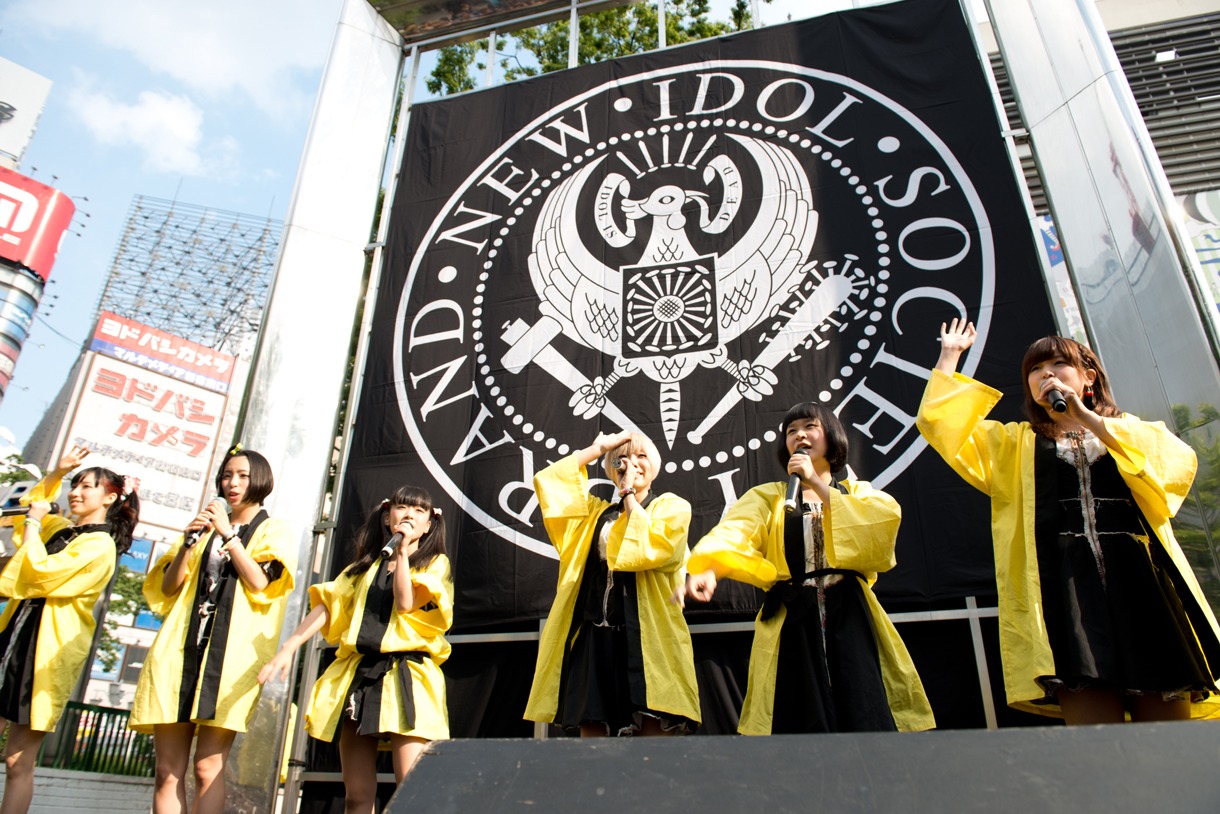 BiSによる新宿ステーションスクエアでのPRイベントの様子。