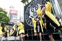 BiSによる新宿ステーションスクエアでのPRイベントの様子。
