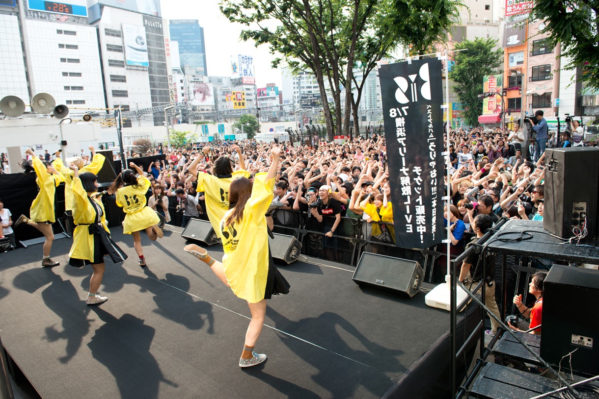 BiSによる新宿ステーションスクエアでのPRイベントの様子。