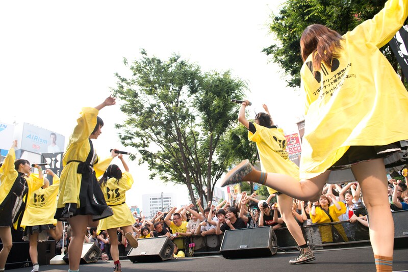 BiSによる新宿ステーションスクエアでのPRイベントの様子。