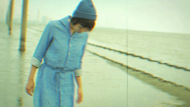 小島麻由美「泡になった恋」ビデオクリップのワンシーン。