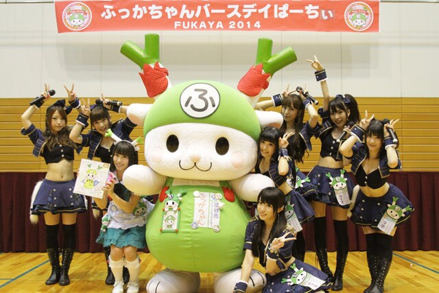 ふっかちゃんの誕生日である6月28日に深谷市総合体育館で開催された「ふっかちゃんバースデイぱーちぃFUKAYA 2014」での、アフィリア・サーガとふっかちゃん。