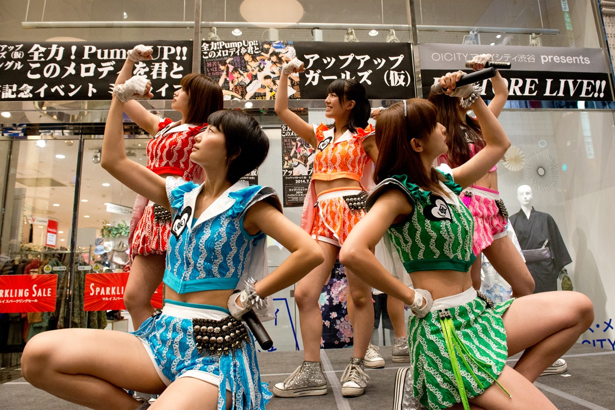 アップアップガールズ（仮）「全力！Pump Up!! / このメロディを君と」リリースイベントの様子。