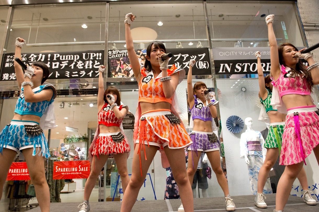 アップアップガールズ（仮）「全力！Pump Up!! / このメロディを君と」リリースイベントの様子。