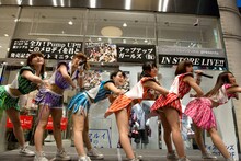 アップアップガールズ（仮）「全力！Pump Up!! / このメロディを君と」リリースイベントの様子。