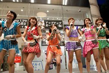 「アップアップガールズ（仮）2014 Summer Live Tour Hot! Hot! Hot!」開催決定を告知された直後のメンバーの様子。