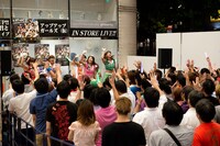 アップアップガールズ（仮）「全力！Pump Up!! / このメロディを君と」リリースイベントの様子。