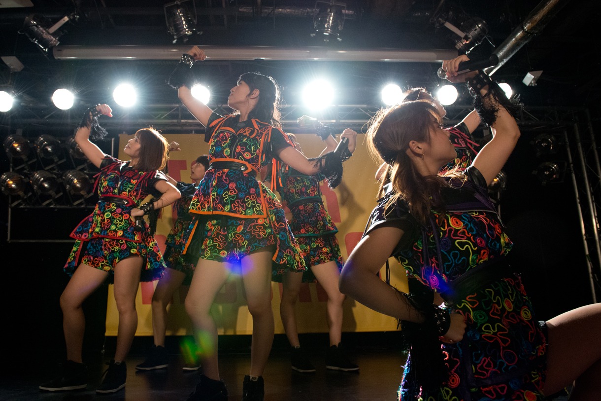アップアップガールズ（仮）「全力！Pump Up!! / このメロディを君と」リリースイベントの様子。