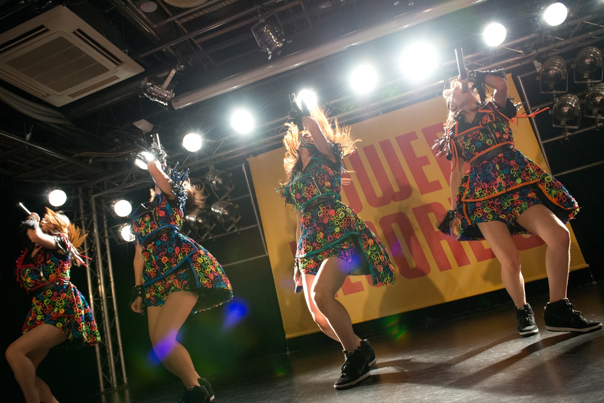 アップアップガールズ（仮）「全力！Pump Up!! / このメロディを君と」リリースイベントの様子。