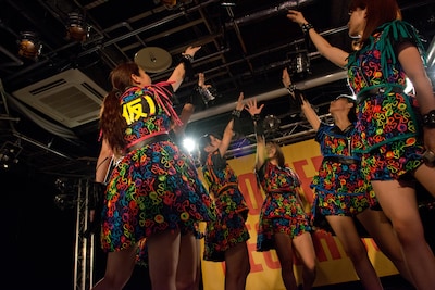 アップアップガールズ（仮）「全力！Pump Up!! / このメロディを君と」リリースイベントの様子。