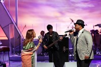 「パープルタウン」でコラボレーションする八神純子とクリス・ハート。