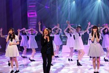 「みずいろの雨」でコラボレーションする八神純子と乃木坂46。