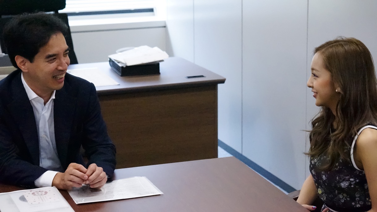 経済産業省商務情報政策局クリエイティブ産業課・伊吹英明課長（左）と談話する板野友美（右）。(c)テレビ朝日・ホリプロ