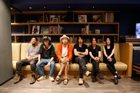 ライブ終演後のACIDMAN、BOOM BOOM SATELLITES（左から）。（Photo by Charlie.Aki）