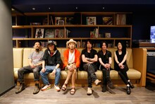 ライブ終演後のACIDMAN、BOOM BOOM SATELLITES（左から）。（Photo by Charlie.Aki）