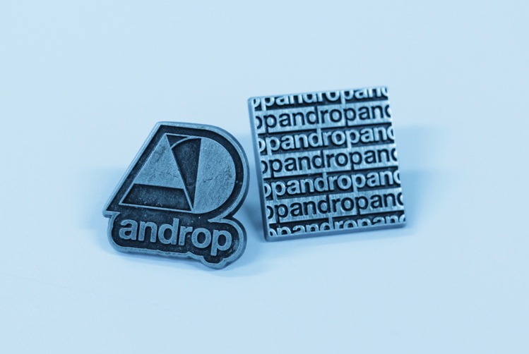 androp「Shout」初回限定盤付属のピンバッジ。