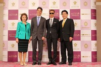 左からダイアモンド セレクトクラブ ワールドワイド・大神エイミー敏世社長、ティム・ジャニス、EXILE ATSUSHI、児童夢基金・羽田雄一郎理事。