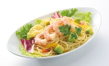 茅原実里考案のパスタ「みのりんのエビとアボカドの冷製パスタ」見本。