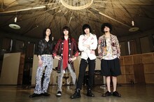 黒猫チェルシー（右から2番目が渡辺大知）