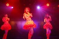 芦崎麻耶、愛迫みゆ、ハルナによるユニット曲「サヨナラと君が言った」歌唱の様子。