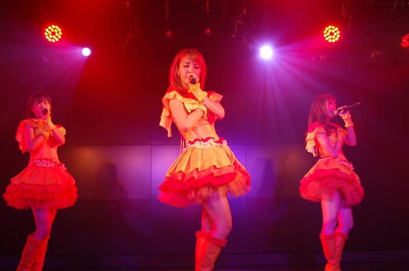 芦崎麻耶、愛迫みゆ、ハルナによるユニット曲「サヨナラと君が言った」歌唱の様子。