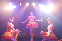 都築かな、岩崎夢生、佐野友里子によるユニット曲「少女アステリア」歌唱の様子。