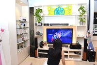 自宅のようにくつろぐ伊藤千由李。