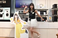 パネルの伊藤千由李と本物の伊藤千由李。