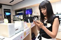 スマートフォンアプリ「Pioneer Wireless Streaming」を使ってCDミニコンポX-CM32BTを操作する伊藤千由李。