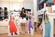 秋本帆華（左端）、大黒柚姫（右から2番目）、坂本遥奈（右）のパネルと記念撮影する伊藤千由李。