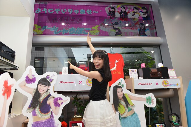 チームしゃちほこにジャックされたパイオニアプラザ銀座2F展示コーナー。