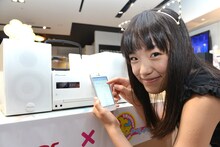 CDミニコンポX-CM32BTと伊藤千由李。