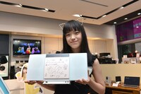 CDミニコンポX-SMC01BTの着せ替えパネルにサインを入れた伊藤千由李。