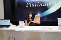 受付嬢になりきる伊藤千由李。