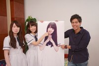 左から高山一実、深川麻衣、高山一実のボード、K。