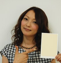 初回プレス特典のコメントカードを持った加藤いづみ。