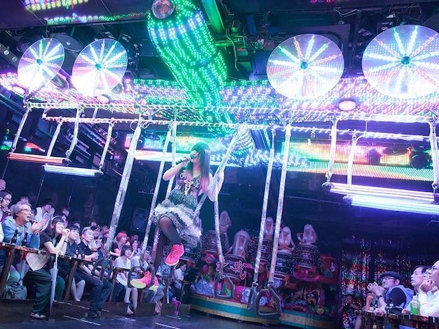 大森靖子 単独公演「背徳ロボットライブ～3000枚CD買ってもふられた編～at 歌舞伎町 ロボットレストラン」の様子。