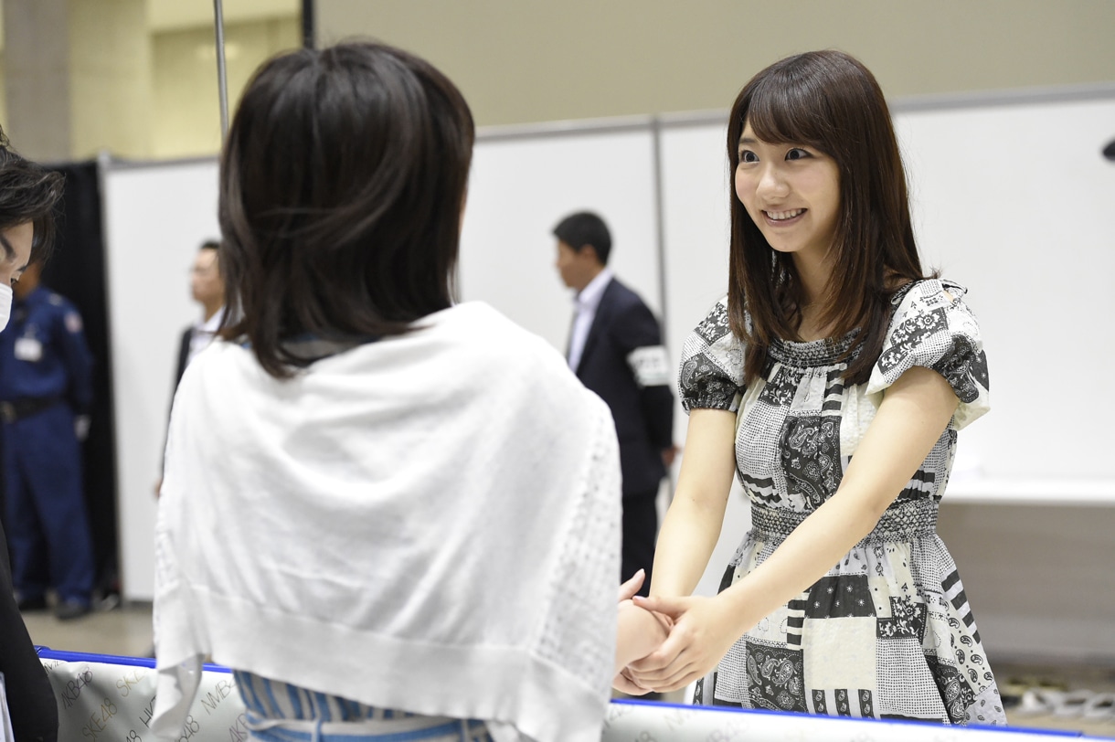 AKB48「前しか向かねえ」劇場盤発売記念大握手会の様子。 (c)AKS