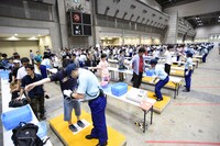 AKB48「前しか向かねえ」劇場盤発売記念大握手会の様子。 (c)AKS