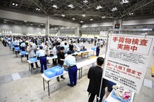 AKB48「前しか向かねえ」劇場盤発売記念大握手会の様子。 (c)AKS