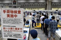 AKB48「前しか向かねえ」劇場盤発売記念大握手会の様子。 (c)AKS