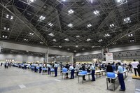 AKB48「前しか向かねえ」劇場盤発売記念大握手会の様子。 (c)AKS