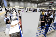 AKB48「前しか向かねえ」劇場盤発売記念大握手会の様子。 (c)AKS